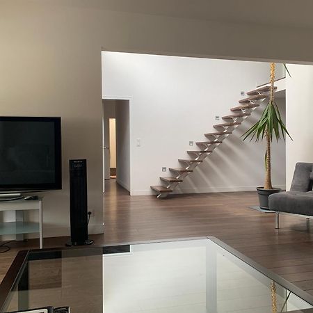 Chambres A Loyers Dans Un Penthause 부르그-라-레인느 외부 사진