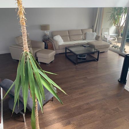 Chambres A Loyers Dans Un Penthause 부르그-라-레인느 외부 사진
