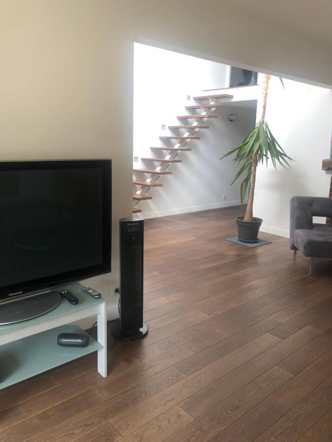 Chambres A Loyers Dans Un Penthause 부르그-라-레인느 외부 사진