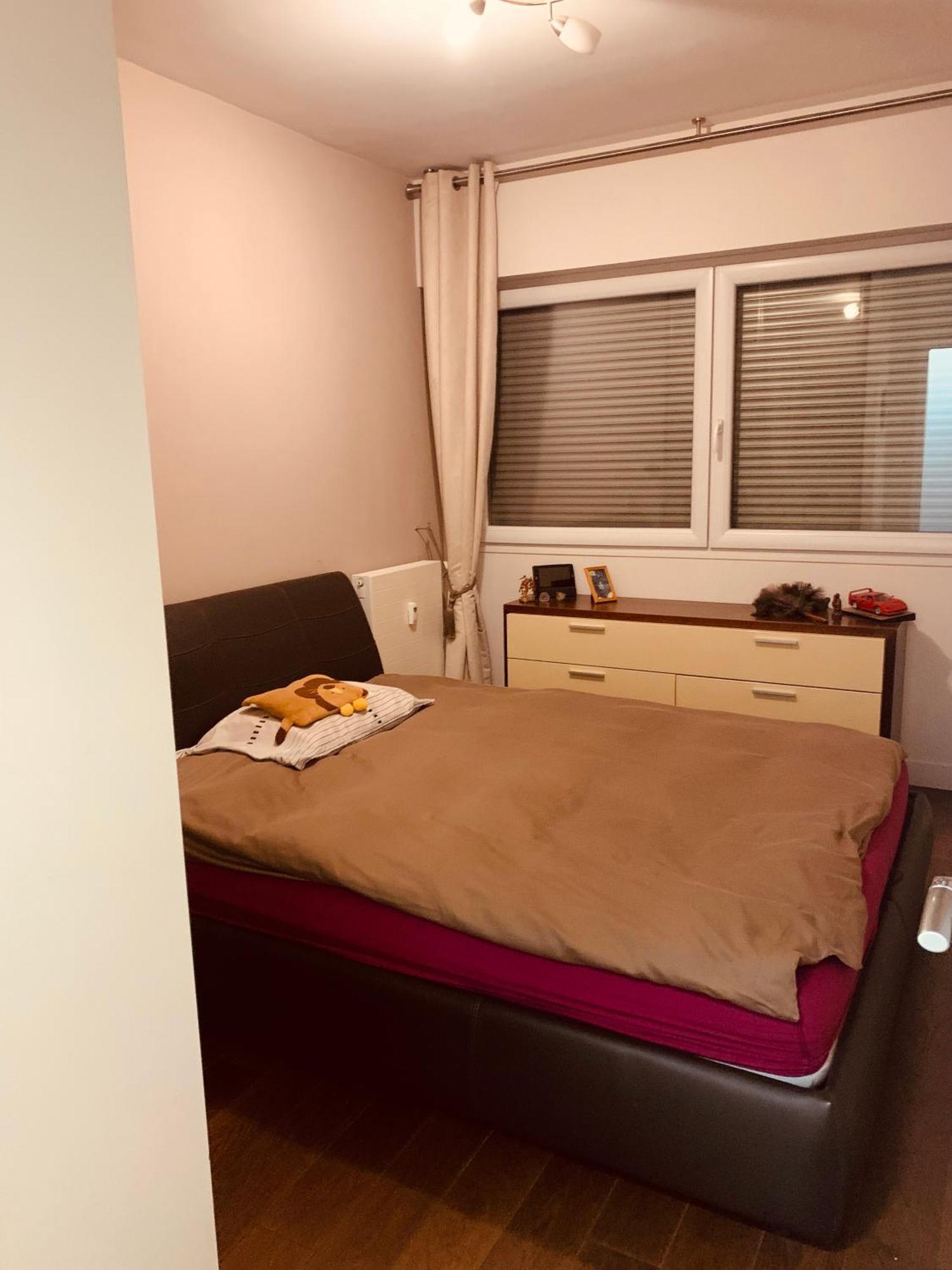 Chambres A Loyers Dans Un Penthause 부르그-라-레인느 외부 사진