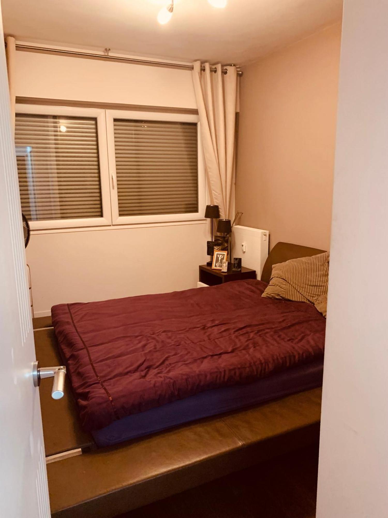 Chambres A Loyers Dans Un Penthause 부르그-라-레인느 외부 사진